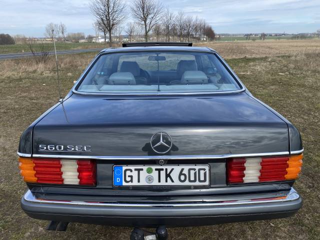 Mercedes-Benz 560 SEC - Natürlich auch mit dem beliebten, elektr. Heckrollo