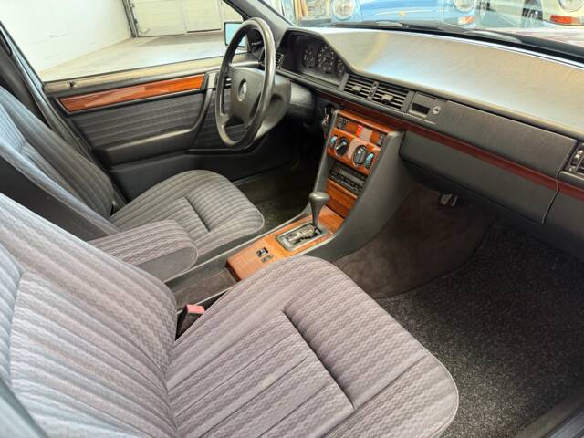 Mercedes-Benz 230 E