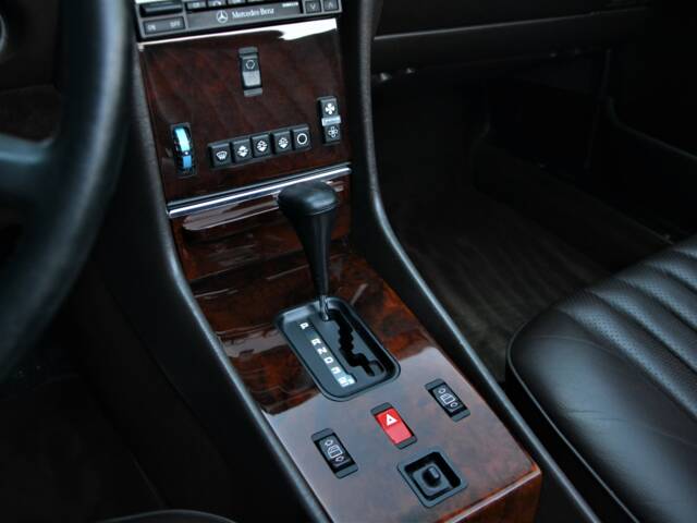 Mercedes-Benz 560 SL