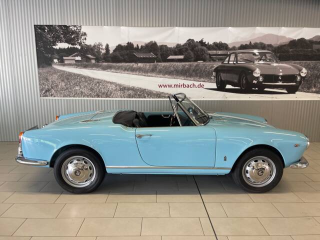 Immagine 1/18 di Alfa Romeo Giulia 1600 Spider Veloce (1965)