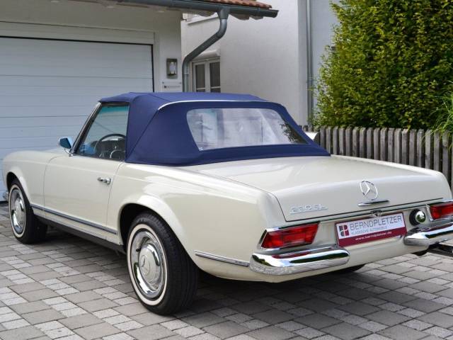 Mercedes-Benz 230 SL