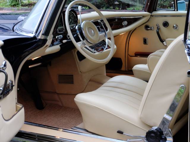 Mercedes-Benz 300 SE