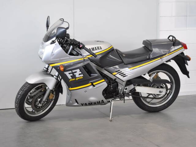 Yamaha FZ 750