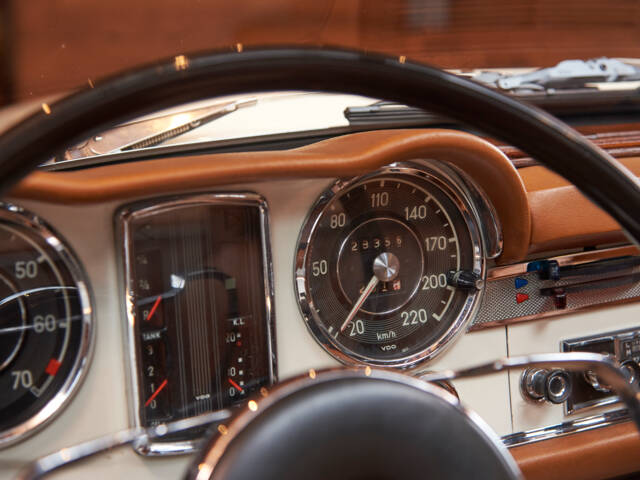 Mercedes-Benz 230 SL