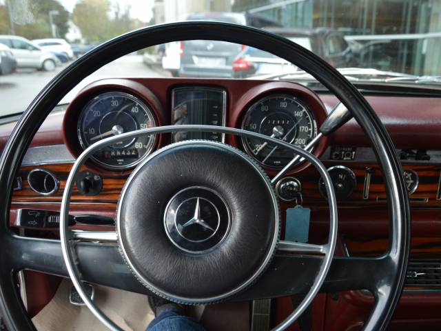 Mercedes-Benz 600