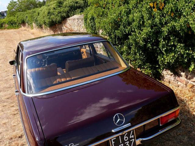 Mercedes-Benz 220