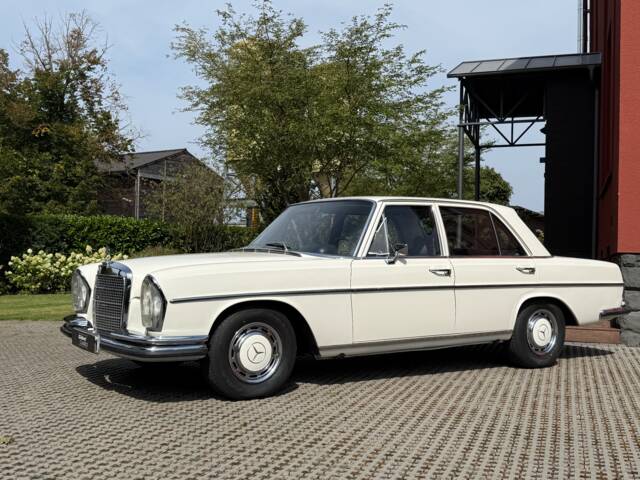 Mercedes-Benz 280 SE