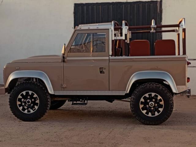 Land Rover Defender 90