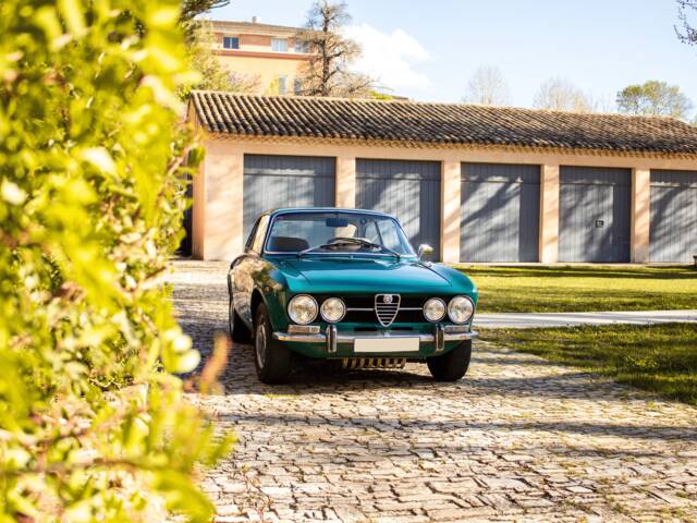 Image 1/25 de Alfa Romeo 1750 GT Veloce (1970)
