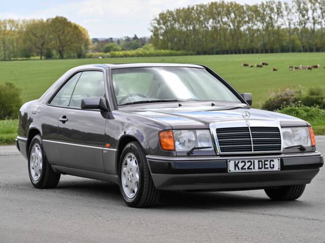 Image 1/8 of Mercedes-Benz 300 CE (1993)