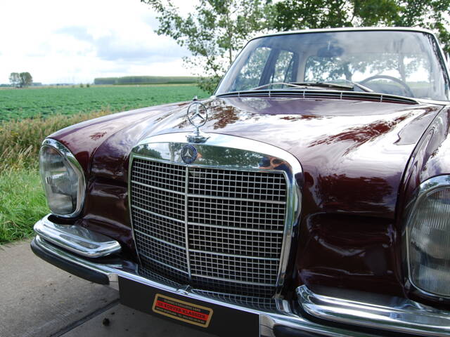 Mercedes-Benz 280 SE