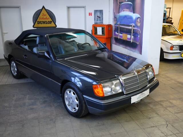 Image 1/42 of Mercedes-Benz 300 CE-24 (1993)