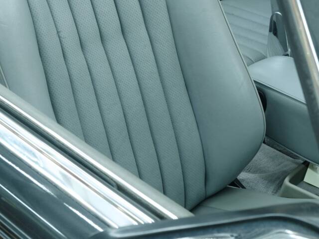 Mercedes-Benz 560 SL