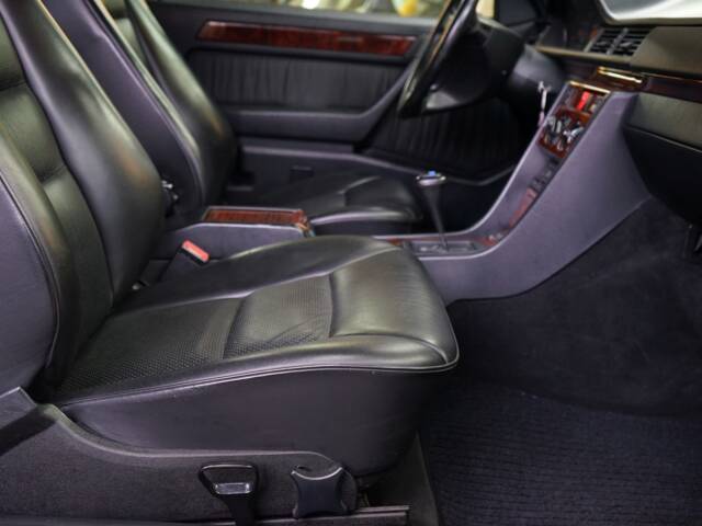 Mercedes-Benz E 320