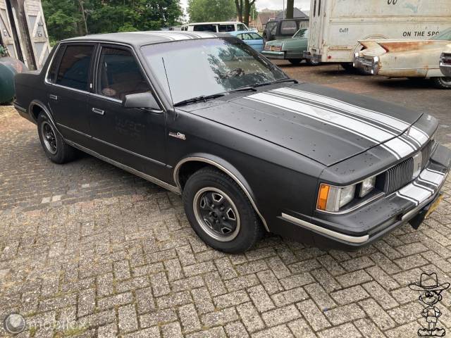 Image 1/9 of Oldsmobile Cutlass Supreme Brougham (1984)