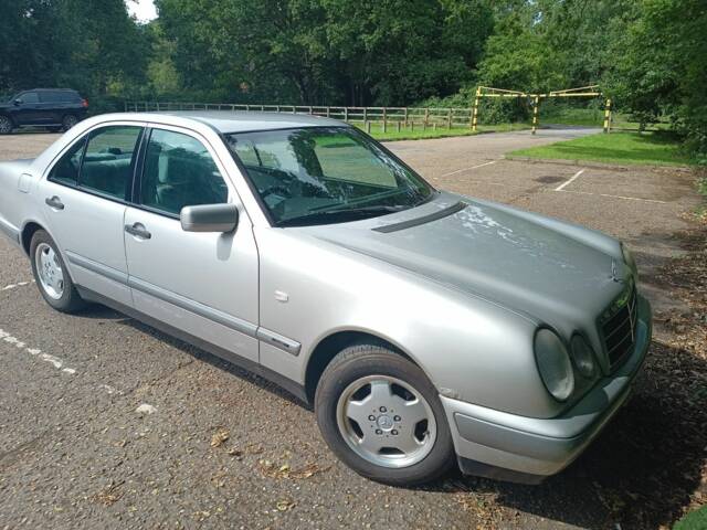 Mercedes-Benz E 240