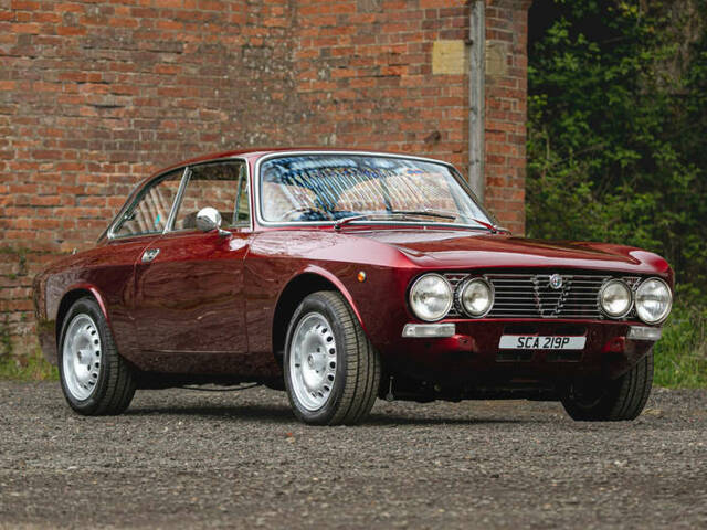 Image 1/41 de Alfa Romeo 2000 GT Veloce (1975)