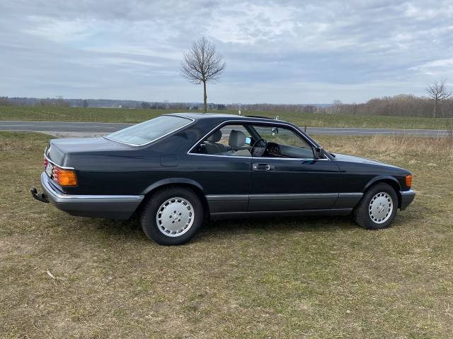 Mercedes-Benz 560 SEC - Mit AHK kann man auch das klassische Boot noch ziehen - oder die Räder für den Kurz-Urlaub auf Usedom oder Sylt.