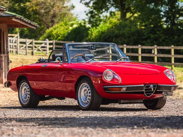 Image 1/42 of Alfa Romeo 2000 Spider Veloce (1975)