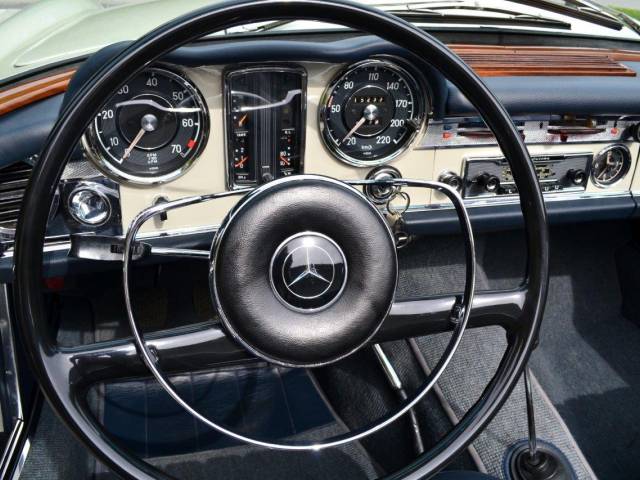 Mercedes-Benz 230 SL