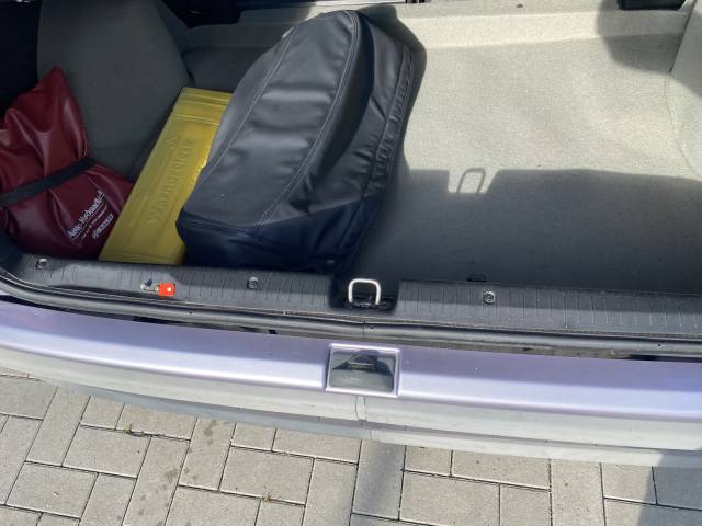 Opel Kadett 1,6i - Selten benutzter Kofferraum und die originale Abdeckung für das Verdeck - natürlich ebenfalls im Bestzustand.