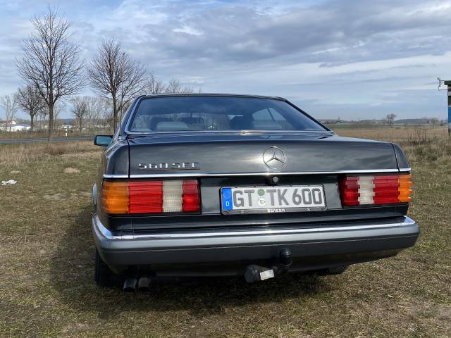 Mercedes-Benz 560 SEC - ...ein 560 SEC mit fast kompletter Vollausstattung.