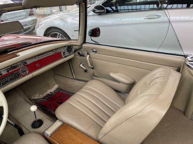Mercedes-Benz 230 SL