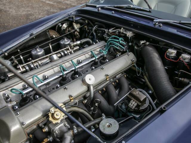 Aston Martin DB 6 Volante