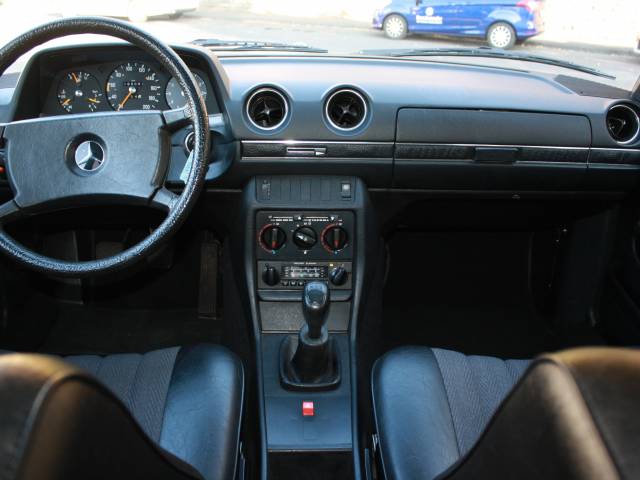Mercedes-Benz 230 E