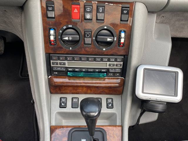 Mercedes-Benz 560 SEC - Das Spitzenmodell von Becker und die diversen Schalter - ergänzt um ein originales TomTom-Navi.
