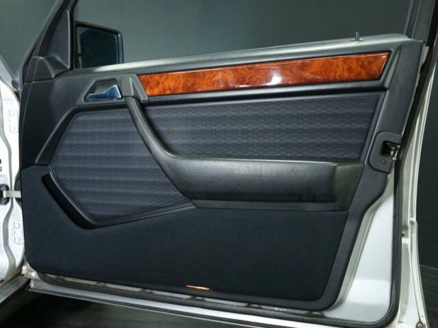 Mercedes-Benz 300 E-24