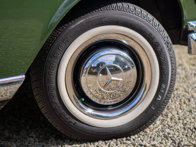 Mercedes-Benz 220 SE b