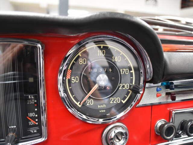 Mercedes-Benz 230 SL