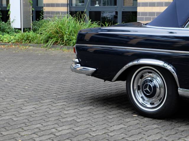 Mercedes-Benz 300 SE