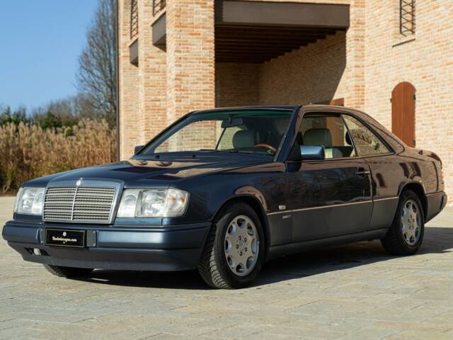 Bild 1/50 von Mercedes-Benz 200 CE (1992)