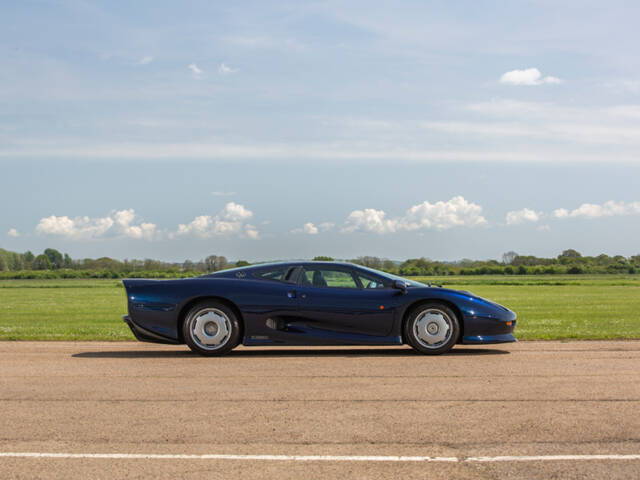Jaguar XJ 220