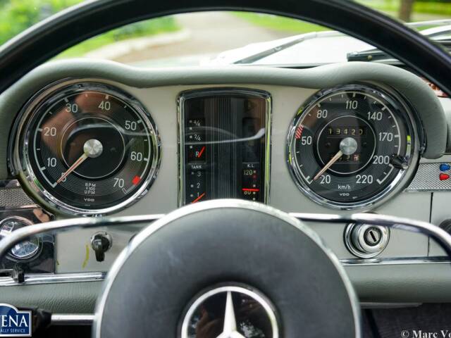 Mercedes-Benz 230 SL