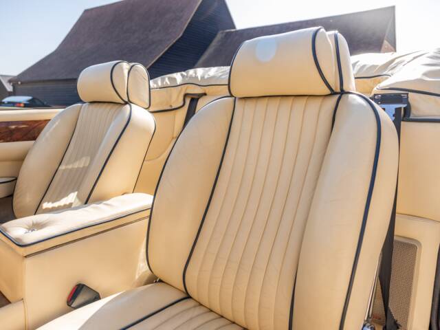 Aston Martin V8 Vantage Volante