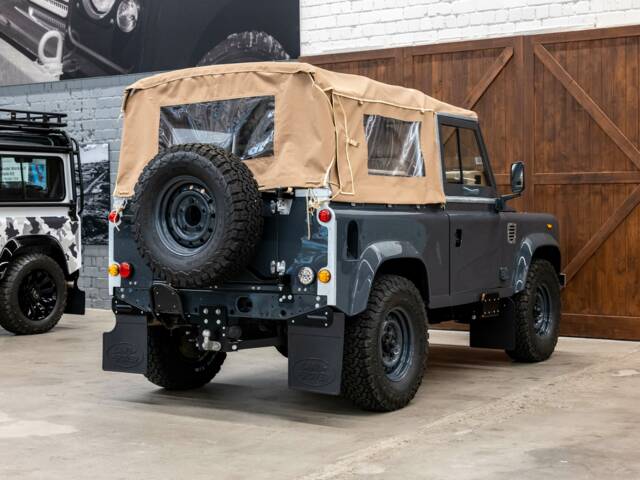Land Rover Defender 90