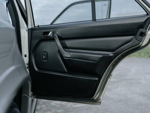 Mercedes-Benz 190 E 2.3-16