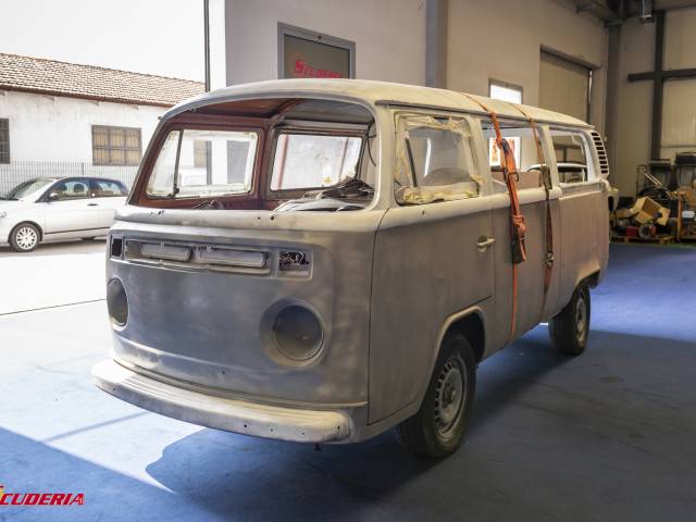 Image 1/11 of Volkswagen T2b Kombi (1975)