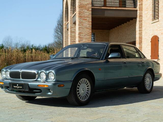 Afbeelding 1/50 van Jaguar XJ 8 Executive (1997)