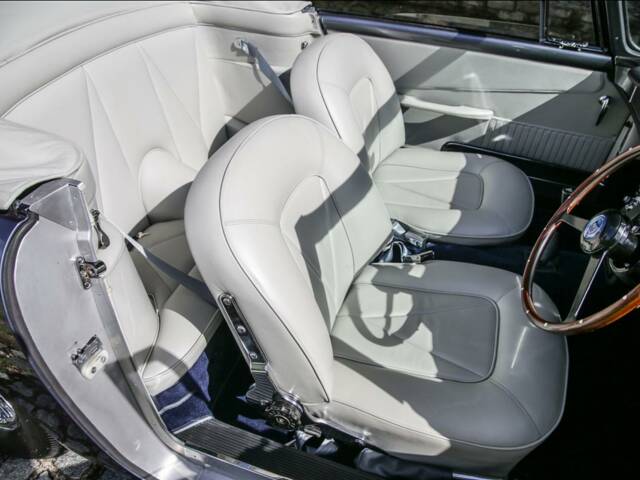 Aston Martin DB 6 Volante