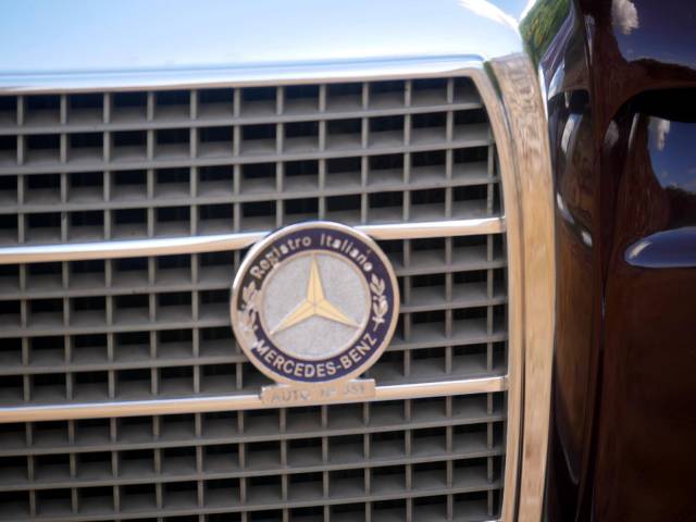 Mercedes-Benz 220