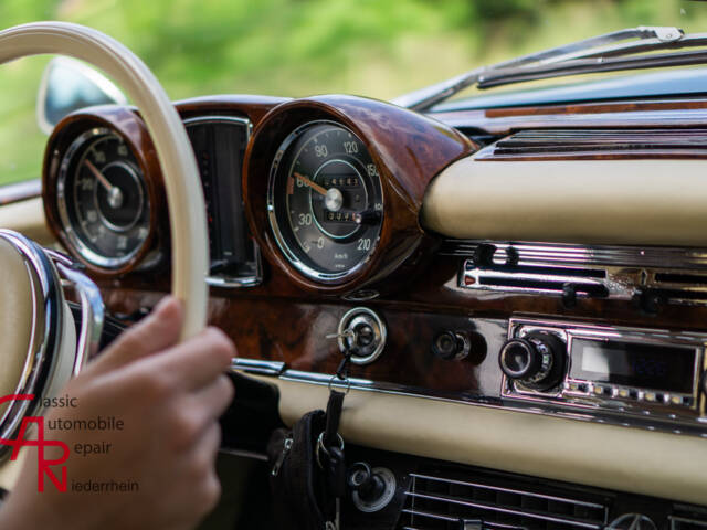Mercedes-Benz 220 SE b