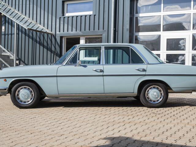 Mercedes-Benz 220