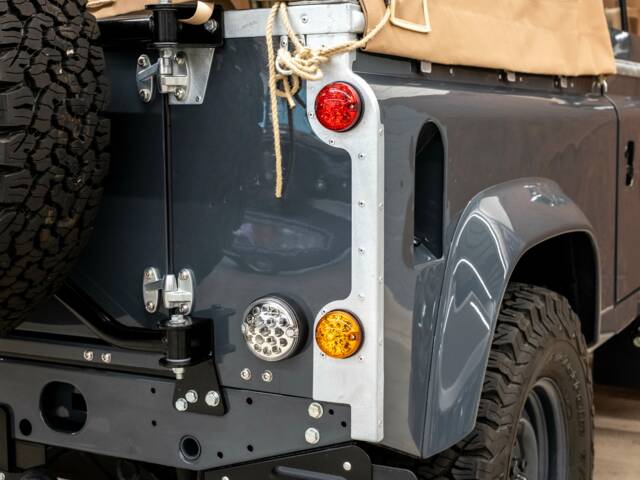 Land Rover Defender 90