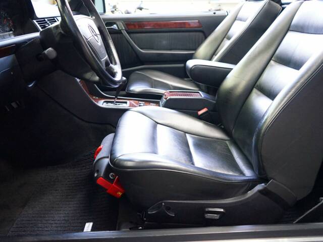 Mercedes-Benz 300 CE-24