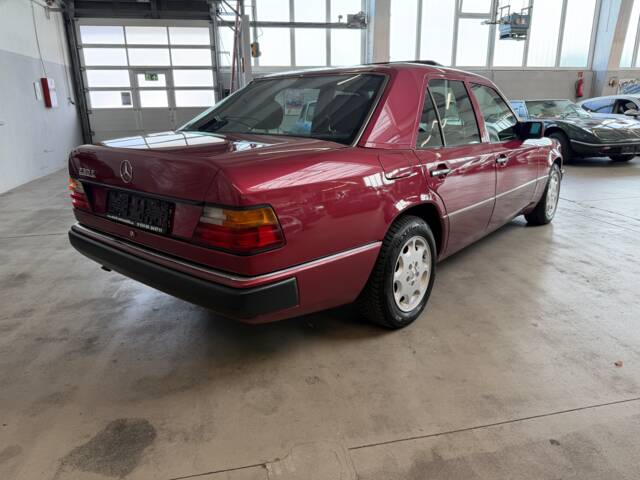 Mercedes-Benz 230 E