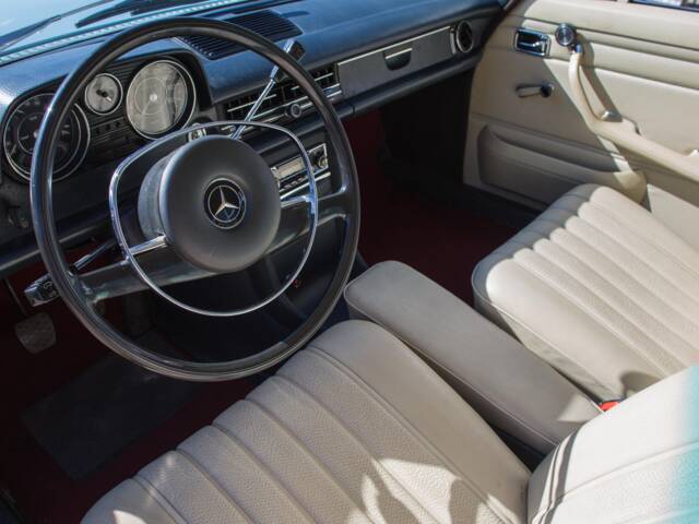 Mercedes-Benz 220